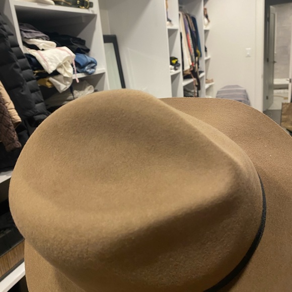 Beautiful hat bought from Aritzia - Picture 3 of 4